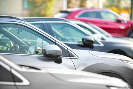 Carros em estacionamento - Metrópoles