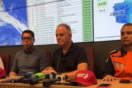 Imagem de coletiva de imprensa em que governador atualiza sobre situação das chuvas no espírito Santo - Metrópoles