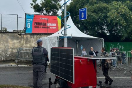 Imagem de estande em frente a portão do Autódromo de Interlagos - Metrópoles