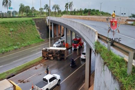 Caminhão tomba sob viaduto na BR-020