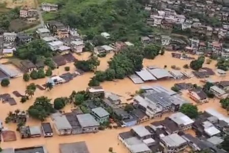Foto colorida de Mimoso do Sul, no Espírito Santo, alagado após chuvas - Metrópoles