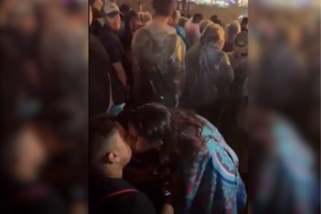 imagem colorida mostra casal se beijando em meio à multidão durante show da banda blink 182 - metrópoles