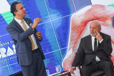 Lula e o ministro da Educação, Camilo Santana