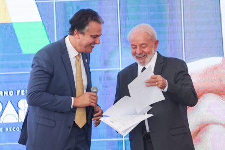 Imagem colorida do ministro da Educação, Camilo Santana, sorrindo com o presidente Lula - Metrópoles