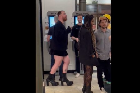 Cantor Sam Smith usando botas de salto e terno preto
