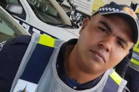Foto colorida de homem com boné e uniforme da Polícia Militar do DF