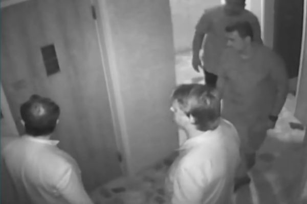 Imagem colorida mostra bolsonaro dentro da embaixada da hungria - Metrópoles