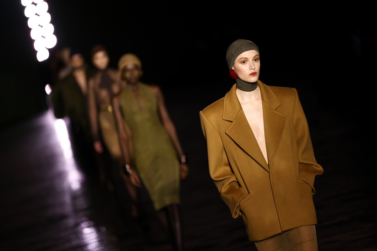 Na imagem com cor, modelos desfilam para a Saint Laurent - Metrópoles