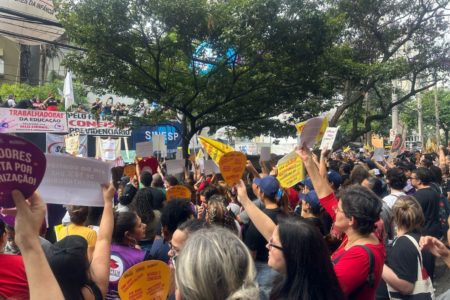 imagem colorida mostra professores segurando cartazes em protesto por reajuste salarial em sp - metrópoles