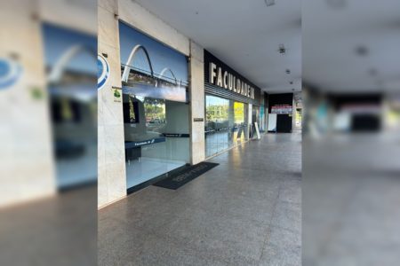 Imagem colorida de faculdade do DF que foi despejada