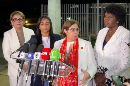 Cida Gonçalves e parlamentares na saída do Palácio da Alvorada - Metrópoles