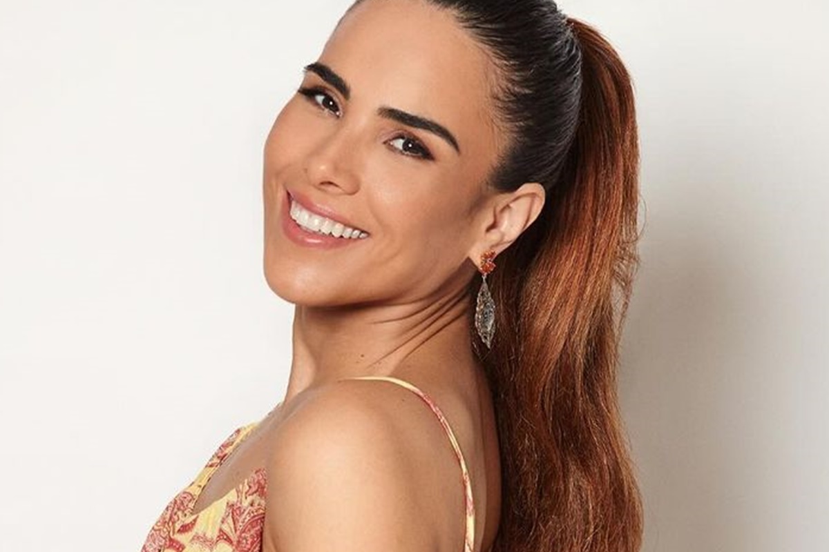 Wanessa posa sorridente, com um vestido florido e cabelo preso - Metrópoles