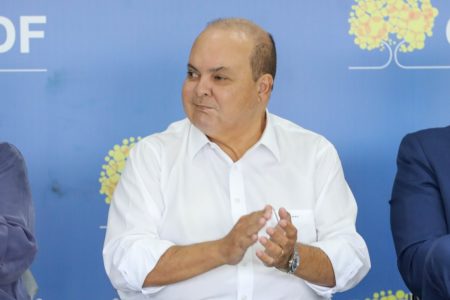 Imagem colorida mostra Ibaneis Rocha, um homem careca de camisa social branca batendo palmas - Metrópoles