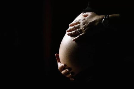 Imagem colorida de barriga de pessoa durante gravidez bebê - Metrópoles - parto dengue mães
