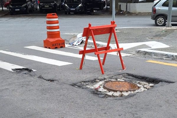 Buraco na entrada na Rua Paim usado pela Enel