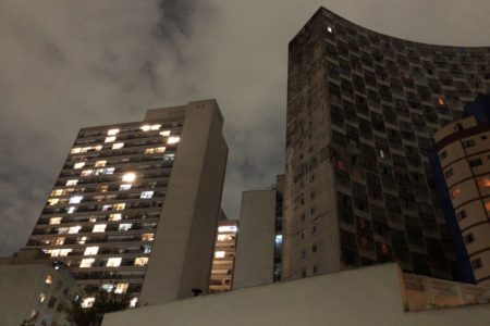 Prédios com luzes apagadas