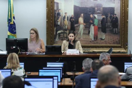 imagem colorida mostra ccj da camara dos deputados - Metrópoles
