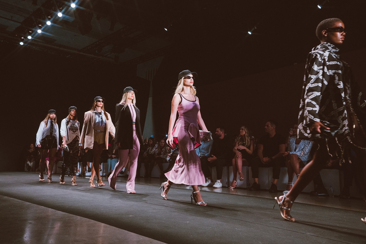 Modelos em fileira na passarela de moda - Metrópoles