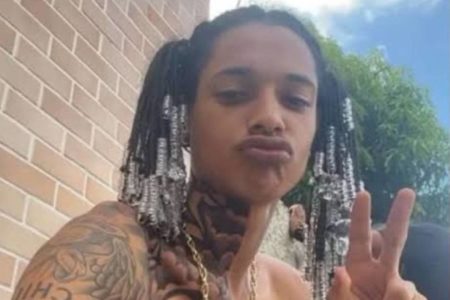 Foto colorida de homem, Oruam com tatuagens e de cabelos presos - Metrópoles