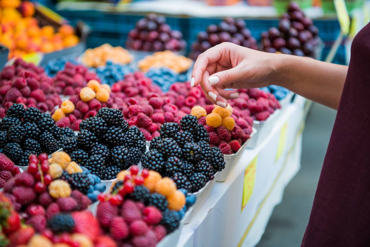 Foto colorida de frutas vermelhas - Metrópoles