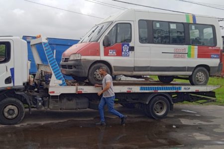 Motorista de van sem habilitação foge de blitz no Rio de Janeiro