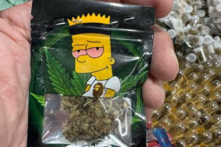 Foto colorida de embalagem plástica, dentro da qual há maconha, com a estampa da personagem de desenho animado Bart Simpson - Metrópoles