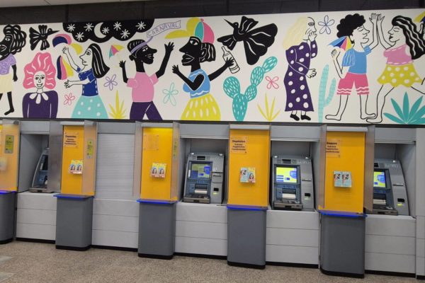 Imagem colorida de interior de agência do Banco do Brasil em Recife (PE), com foco na tecnologia e sustentabilidade - Metrópoles