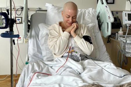 foto colorida de Fabiana Justus em cama de hospital emocionada - metrópoles