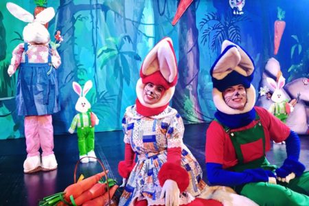Casal de atores vestido de coelhinhos de páscoa