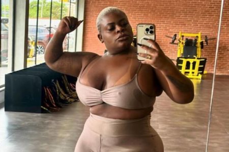 foto colorida de Jojo Todynho com roupa de academia nude - metrópoles