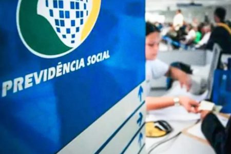 foto colorida de atendimento de aposentados em agência do INSS - Metrópoles