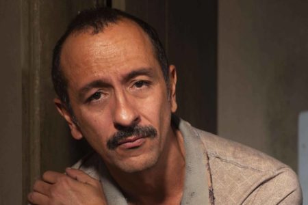 foto colorida de irandhir santos catacterizado como tiao galinha - metrópoles