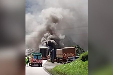 Foto colorida de caminhão em chamas em rodovia do Paraná e Santa Catarina - Metrópoles