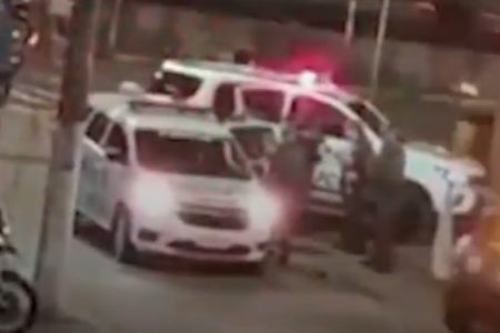 foto colorida com reprodução de vídeo que mostra momento em que PMs socorrem colega após atirarem por engano na zona sul de SP - Metrópoles