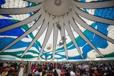 Devotos lotam a Catedral de Brasília em missa de Páscoa celebrada pelo arcebispo Dom Paulo Cezar - metrópoles