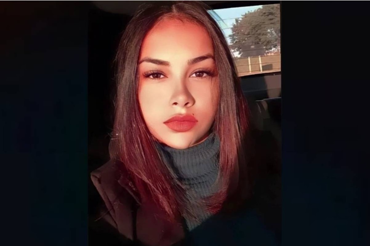 mulher de batom vermelho