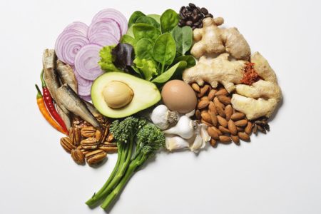 Foto colorida de alimentos colocados dentro do desenho de um cérebro - Metrópoles
