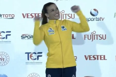 Foto colorida da medalhista olímpica Jade Barbosa - Metrópoles