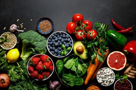diferentes frutas e verduras em um fundo escuro