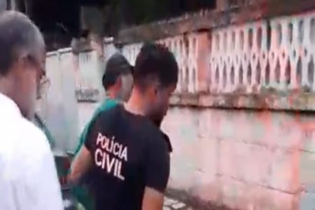 Polícia prendendo o pai que estuprava filhas - Metrópoles