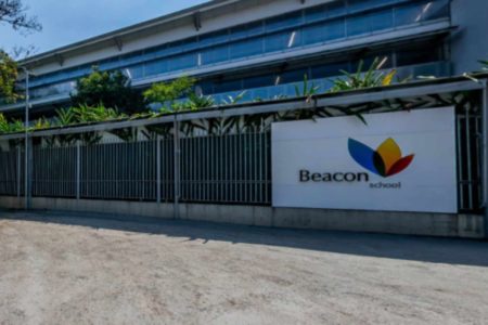 imagem colorida mostra fachada da beacon school