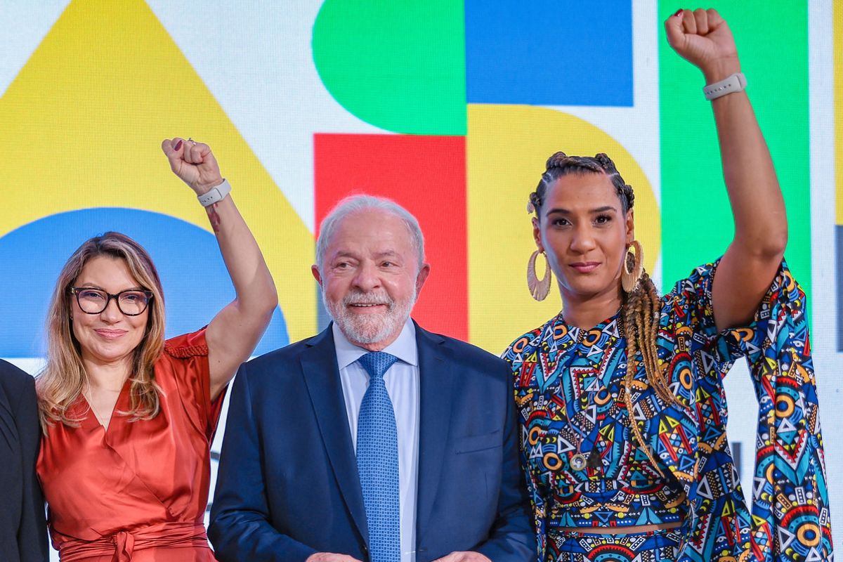 A primeira-dama Rosângela Silva, o presidente Lula e a ministra Anielle Franco