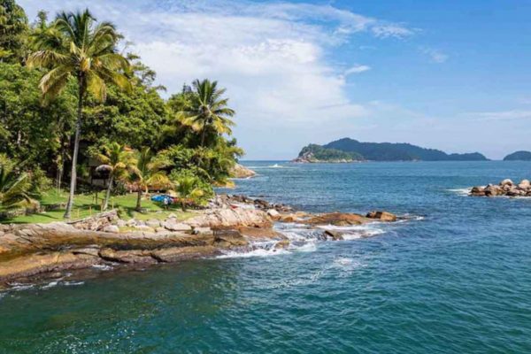 A Ilha Comprida fica no município de Ubatuba, no litoral norte de São Paulo e faz parte do Arquipélago das Couves.