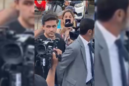 Imagem colorida mostra o empresário Fernando Sastre de Andrande Filho chegando a delegacia - Metrópoles