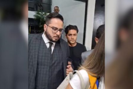 Imagem colorida mostra o empresário Fernando Sastre de Andrade Filho, motorista do Porsche que matou o motorista de aplicativo Ornaldo da Silva Viana, saindo da delegacia pela porta da frente - Metrópoles