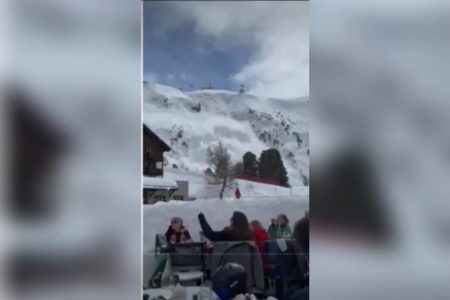 imagem colorida avalanche resorte suiça