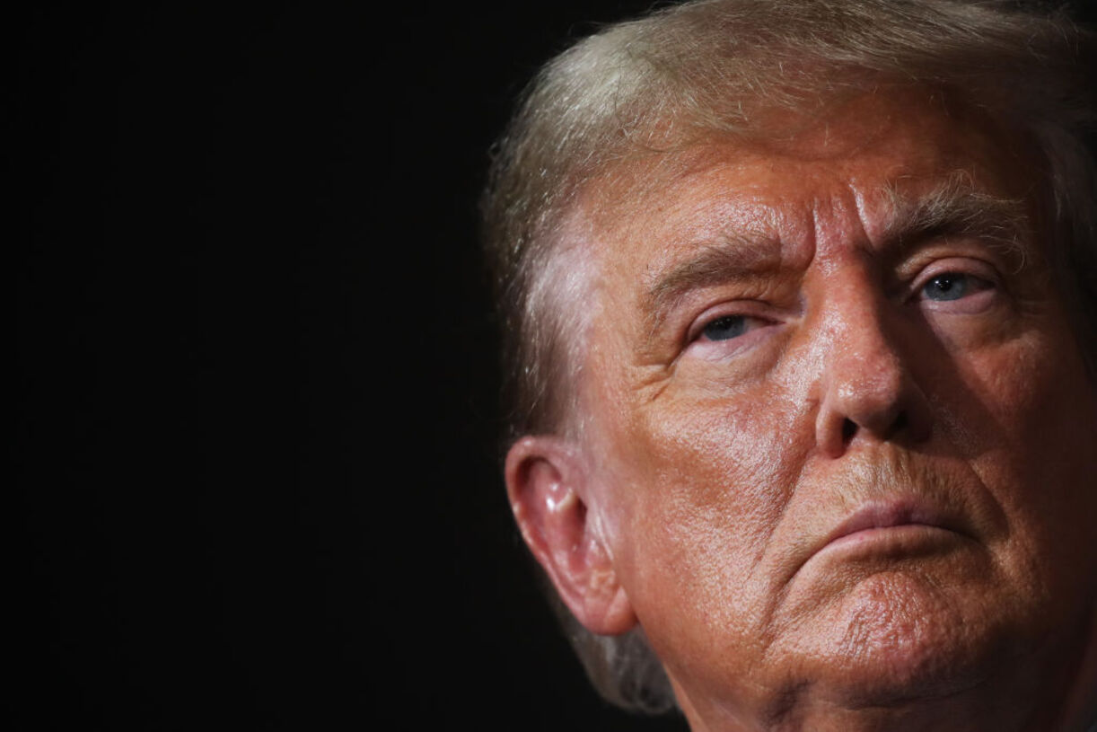 Foto colorida de Donald Trump durante discurso - Metrópoles
