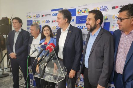 foto colorida do ministro da Educação, Camilo Santana, durante evento em SP; ao lado dele, os deputados federais Guilherme Boulos e Tabata Amaral - Metrópoles