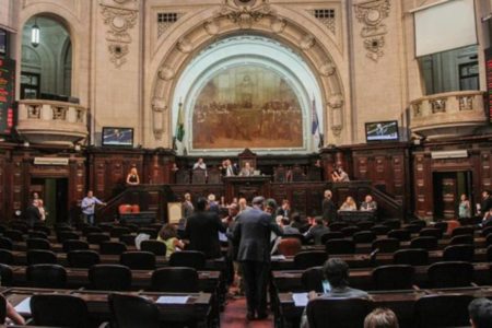 Imagem colorida do plenário da Alerj - Metrópoles