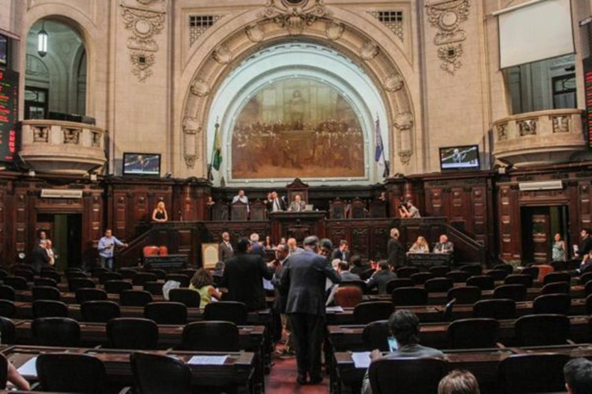 Imagem colorida do plenário da Alerj - Metrópoles
